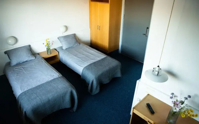 Hotel B