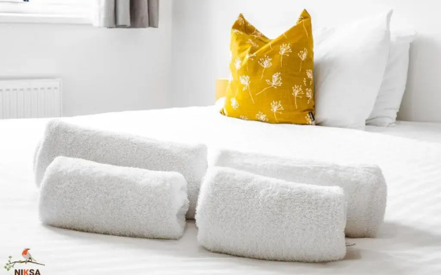 NIKSA Serviced Accommodation - 3 bedroom house