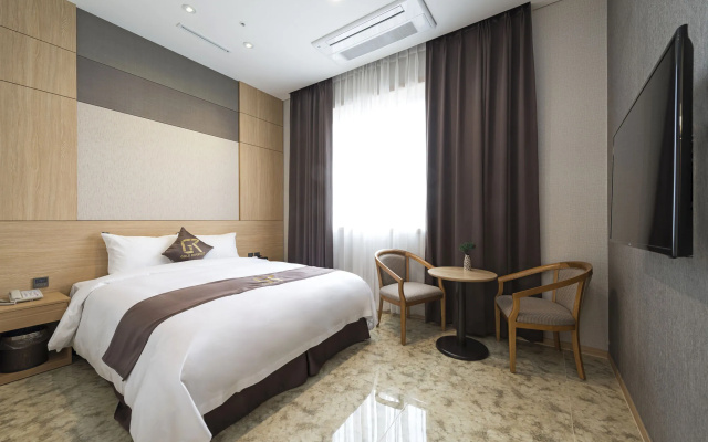 GoldRiver Hotel