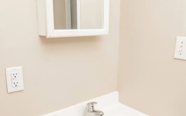 Convenient Apt W/shopping, Dining & Freeways