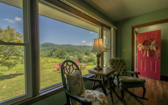 Charming 2BR w Firepit Mountain Views