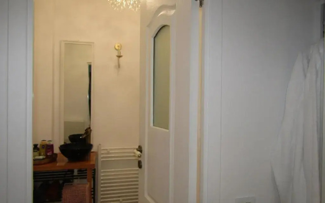 Homey Luxury- entire house, free parking, yard