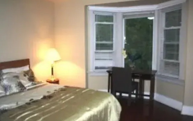 莱斯利村公寓酒店(Leslieville Furnished Home)