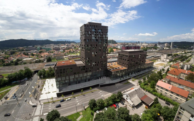Slovenia Crib