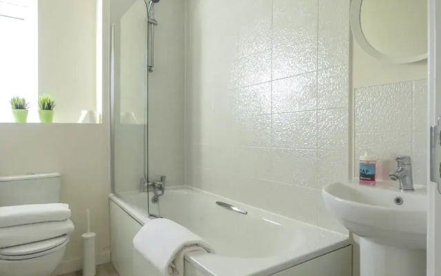 Tudors eSuites Birmingham Townhouse Private Garden Free Parking
