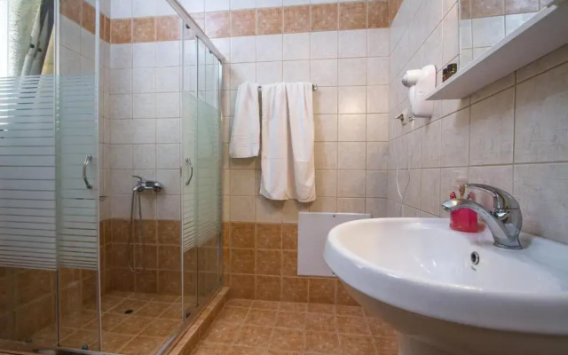 Agarathos Traditional Rooms With Pool