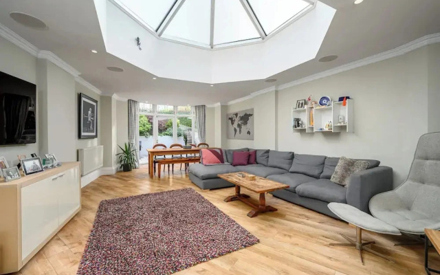 Elegant 3-Bedroom Flat in West End