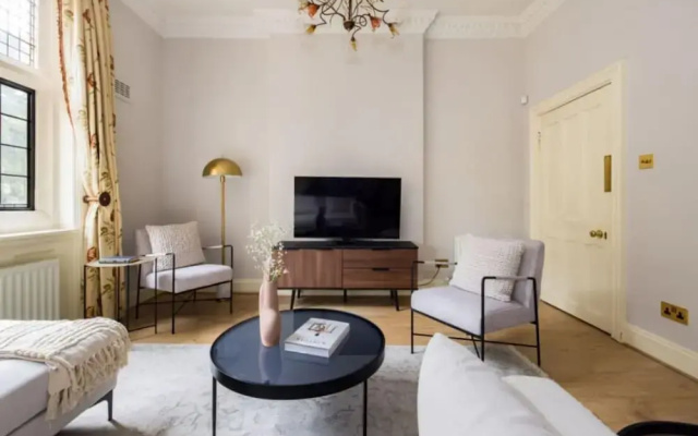 The Woking Wonder - Captivating 3BDR Flat with Parking