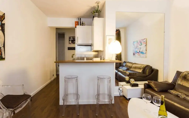 Artsy Flat for 2 Near Opera