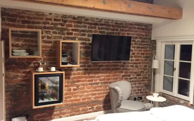 Square Rooms 20
