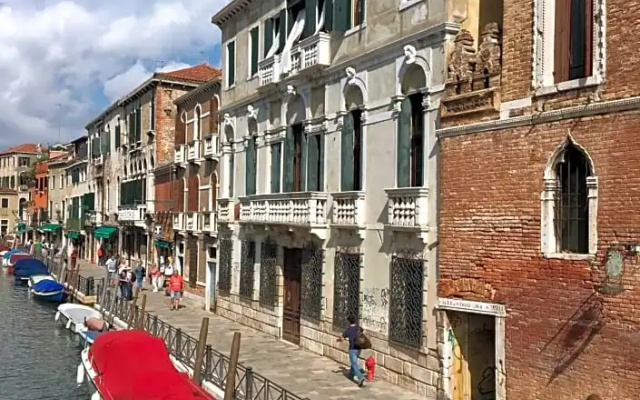La Chambre DElla