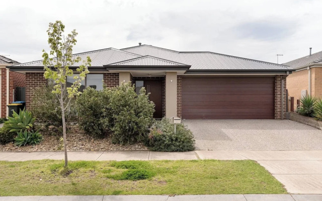 5br Luxury House 20 Min To Cbd Spacious Living