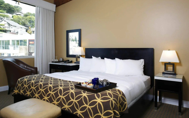 Waters Edge Hotel