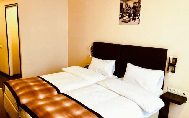 Inside Transit Hotel вид на фасад