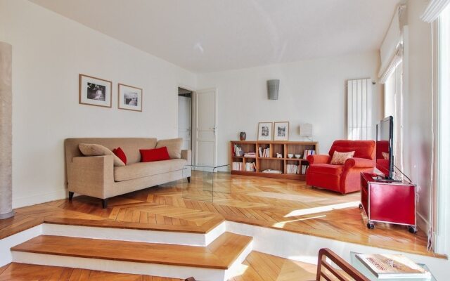 Отель Luminous Apt near Galerie Lafayette Париж комната для гостей
