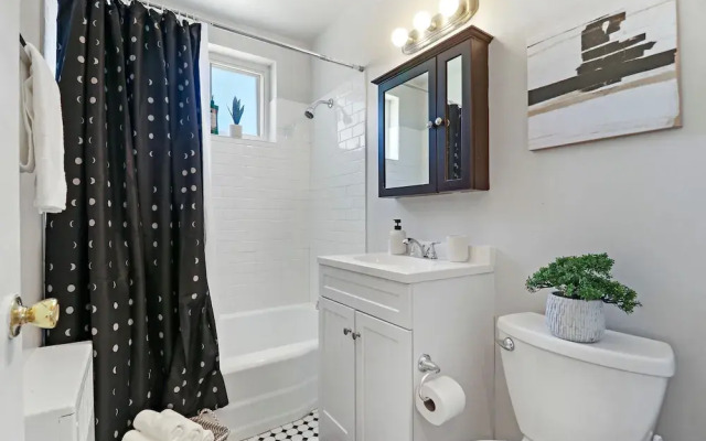 2BR Modern & Comfy Apt in Rogers Park