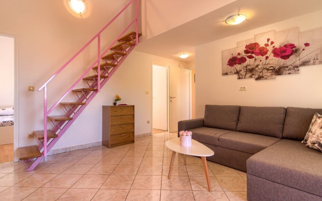Villa in Peroj With Pool Near Beach