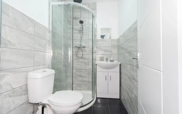 Stylish, spacious studio with Netflix