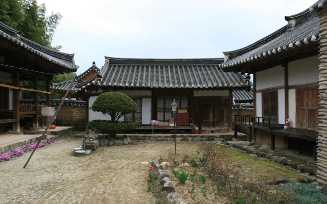 Geochang Choongsindang Donggae Jeongon Gotek