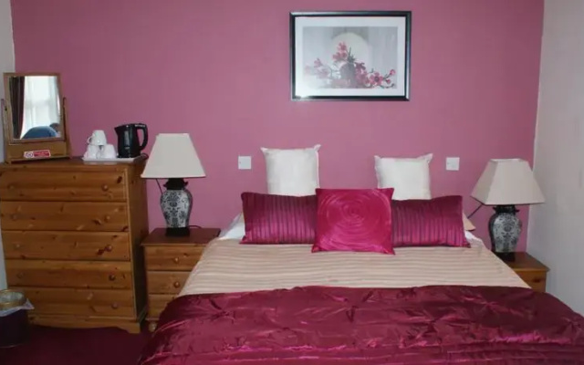 Lyn Glary Hotel