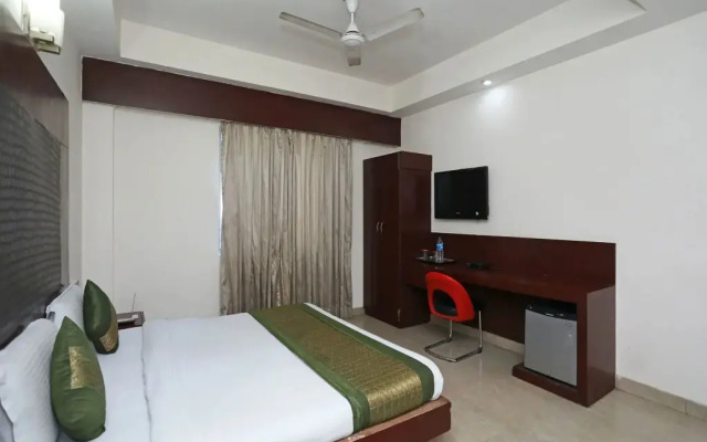 OYO Premium Swaroop Nagar