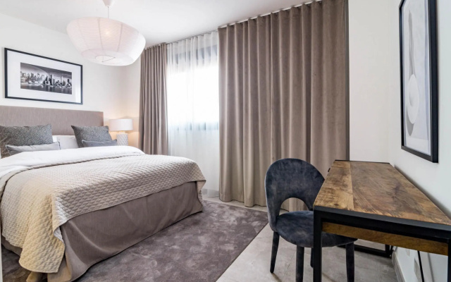 Inf4.2m- Modern City Apartment, Families Only