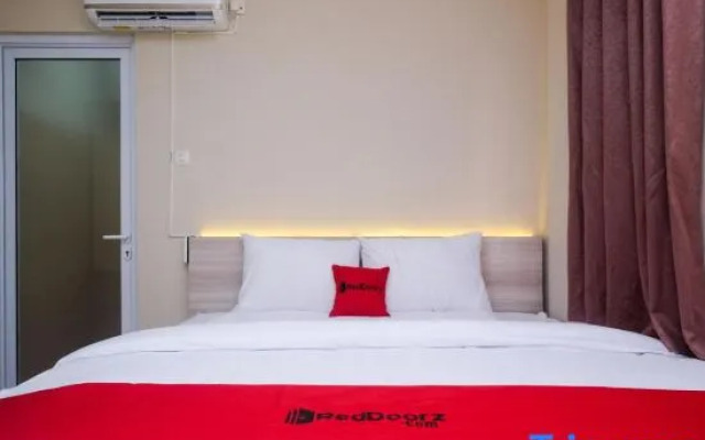 RedDoorz Plus Near RS Jih Solo