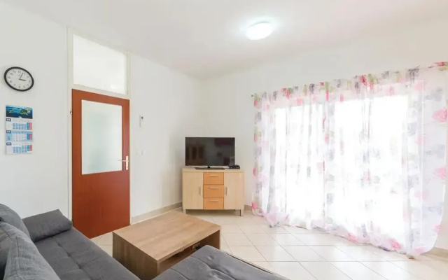 Stunning Home in Veli Rat With Wifi and 2 Bedrooms
