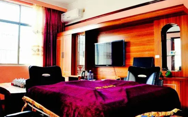 Yulong Changzheng Business Hotel