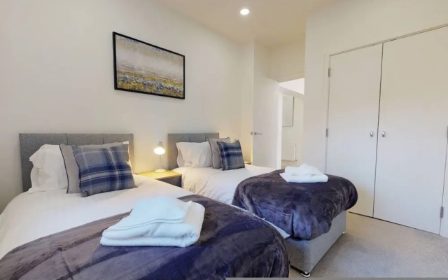 Luxury Stevenage North Central Apartment Business Leisure