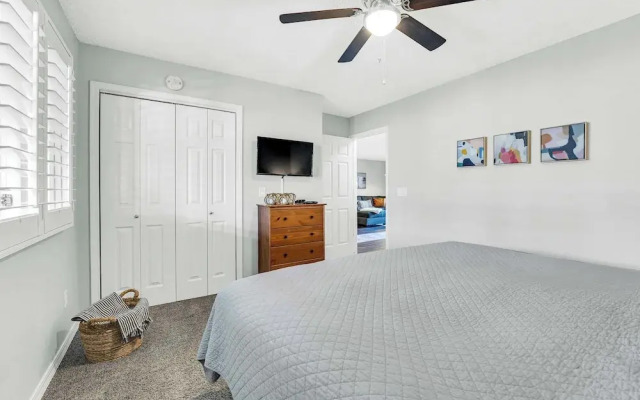 Bright Stylish Condo w/ Balcony