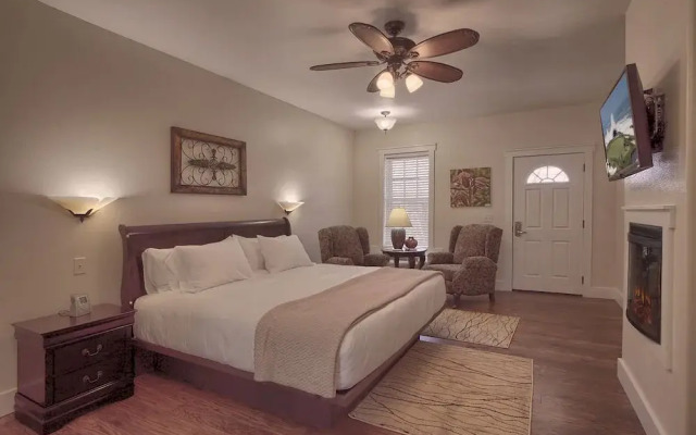 Serenity Bliss - Downtown Retreat with Pool & Hot Tub