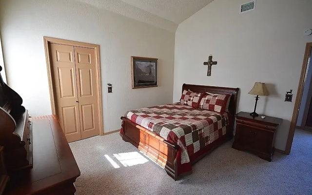 Aviator - Three Bedroom Cabin