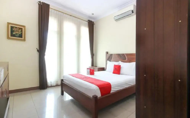 RedDoorz Plus near STIE YKPN