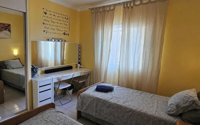 1 Bed Apt Sleeps 5 - Indoor Pool - Free Parking