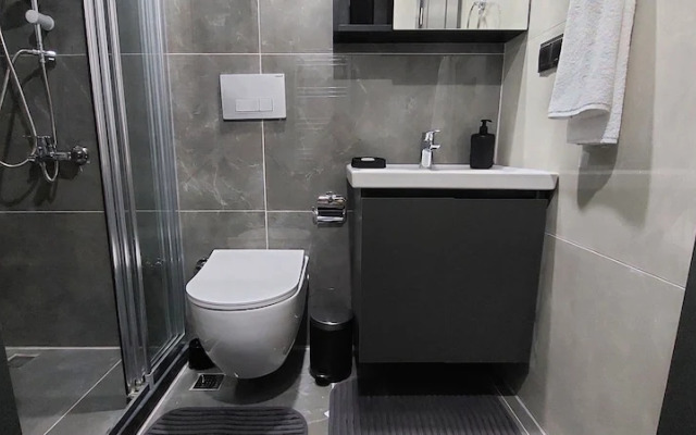 Professionally Maintained Spacious New Suites 6