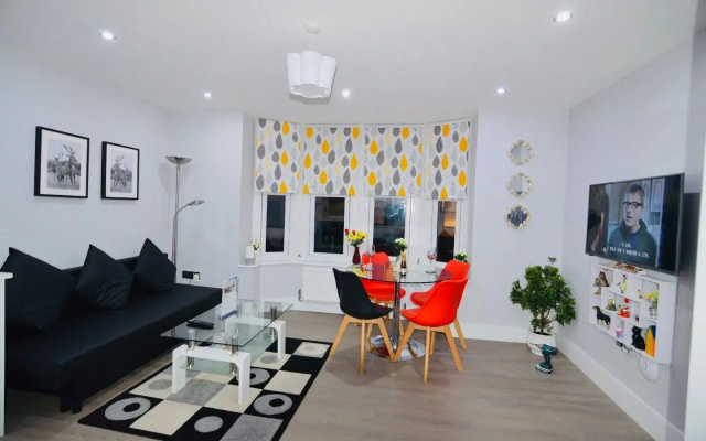 Executive Central Self Contained Flat by CozyNest