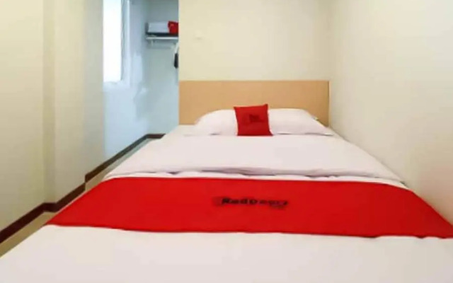 RedDoorz Plus Syariah near Mall Pondok Indah