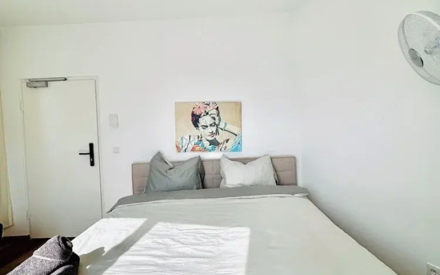 Comfortable Room Near Kaufpark Alterlaa