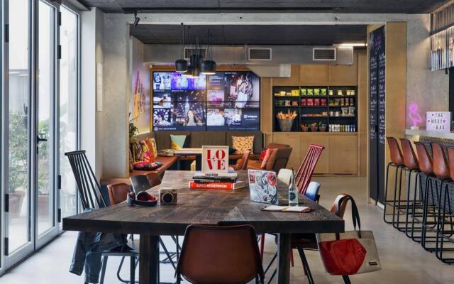 Moxy Paris Bastille 1