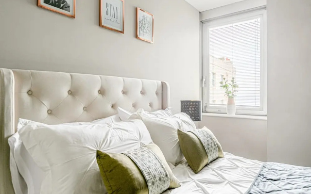 Bright Charming Condo Short Walk to Beach Pier