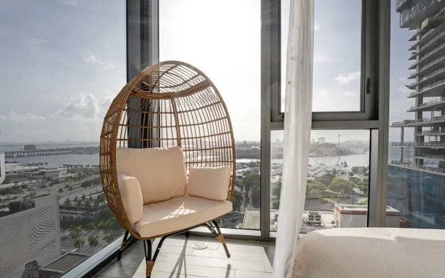 Downtown Miami 2BR Skyline Bay View Balcony Corner Suite Luxe Pad