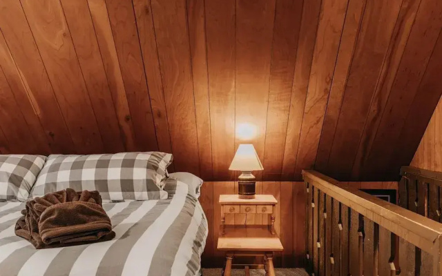 63mbr - Hot Tub - Bbq - Pets Ok - Wifi - Sleeps 6 2 Bedroom Home by RedAwning