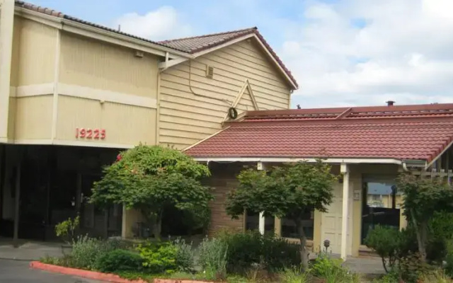 Sandstone Inn & Airport Parking