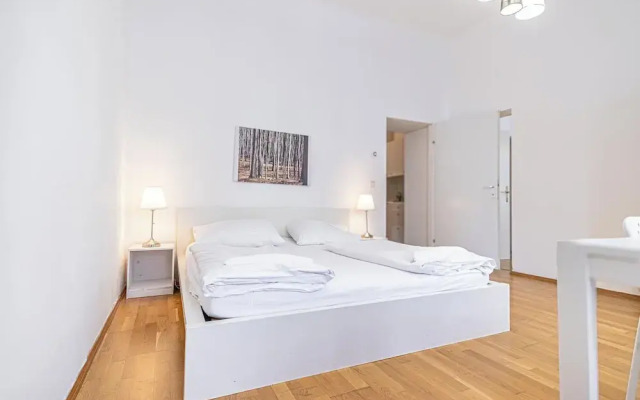 Affordable Cozy 2BR Apt Near Stadthalle