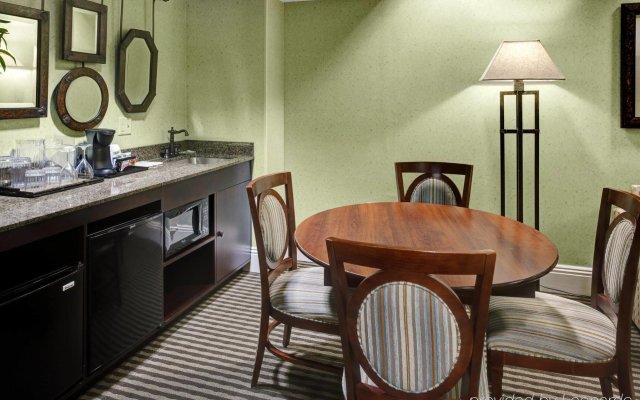 Holiday Inn Express & Suites Atlanta Buckhead 0
