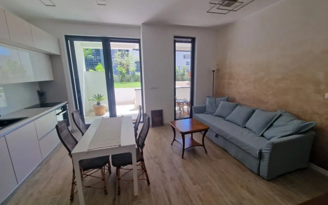 Luxury Modern apt w Garden, 3 min Walk to Beach