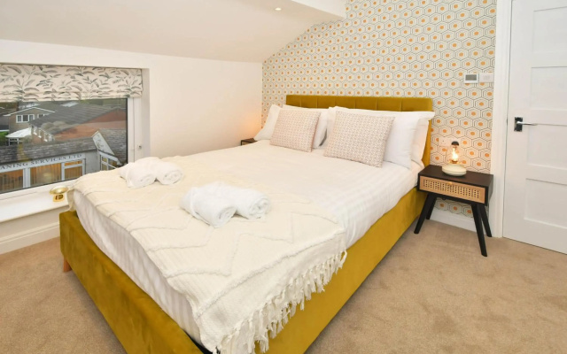 Antrobus Deluxe Apartments by YourStays