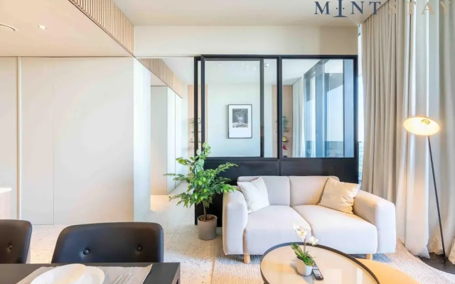 Sleek 1BR w Balcony in Business Bay