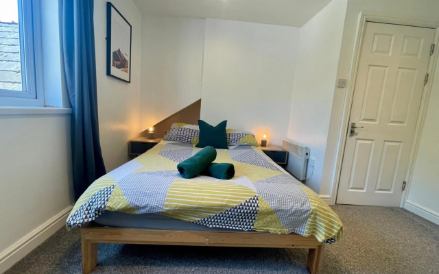 6 Person, 4 Bedroom Light, Warm & Modern Apartment